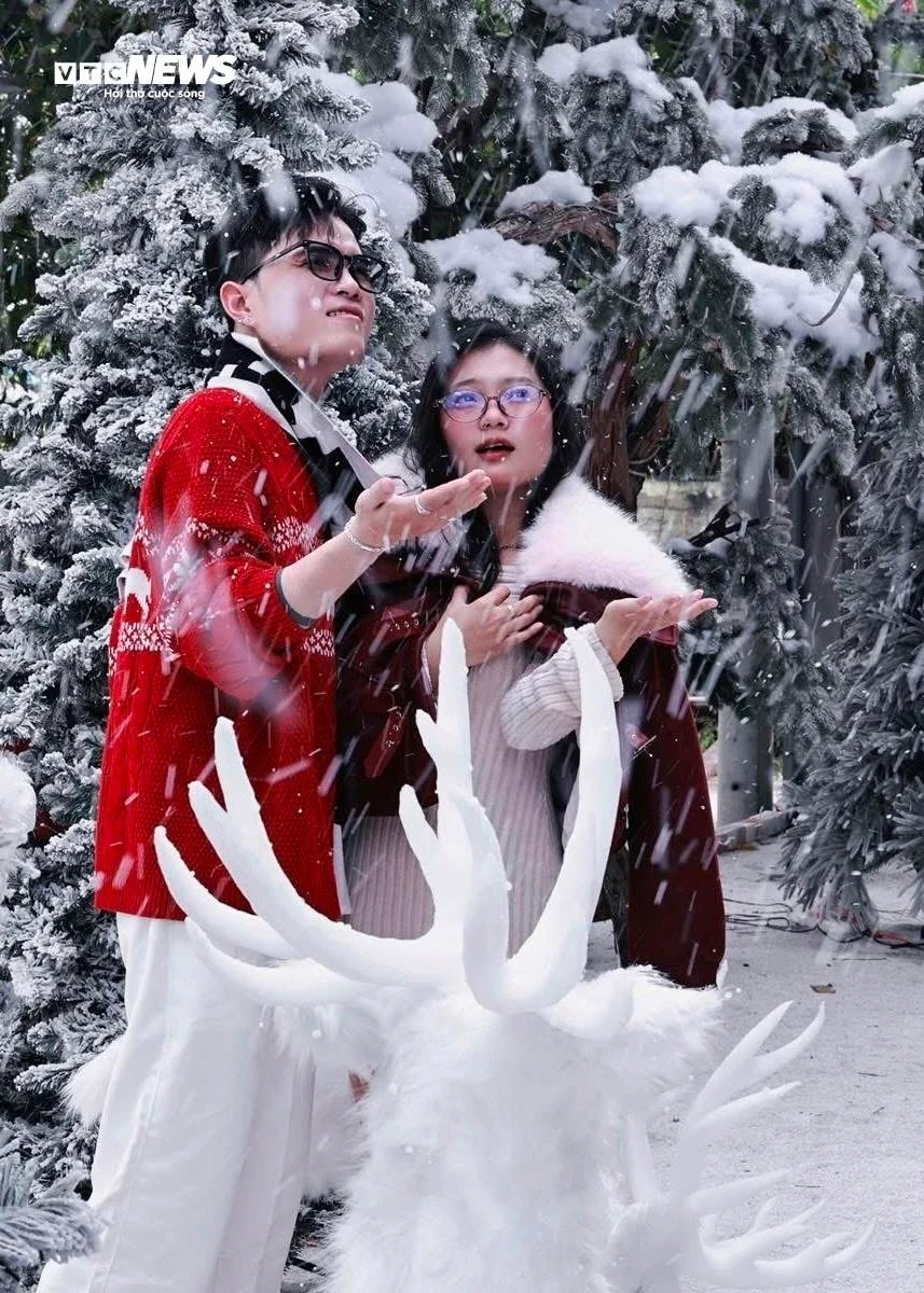 Decor tuyết rơi tại quán cà phê