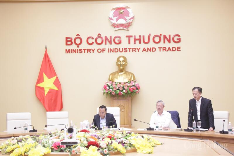 Phó Cục trưởng Cục Điện lực Trịnh Quốc Vũ trao đổi thông tin về các điều sửa đổi trong dự thảo Luật Điện lực.