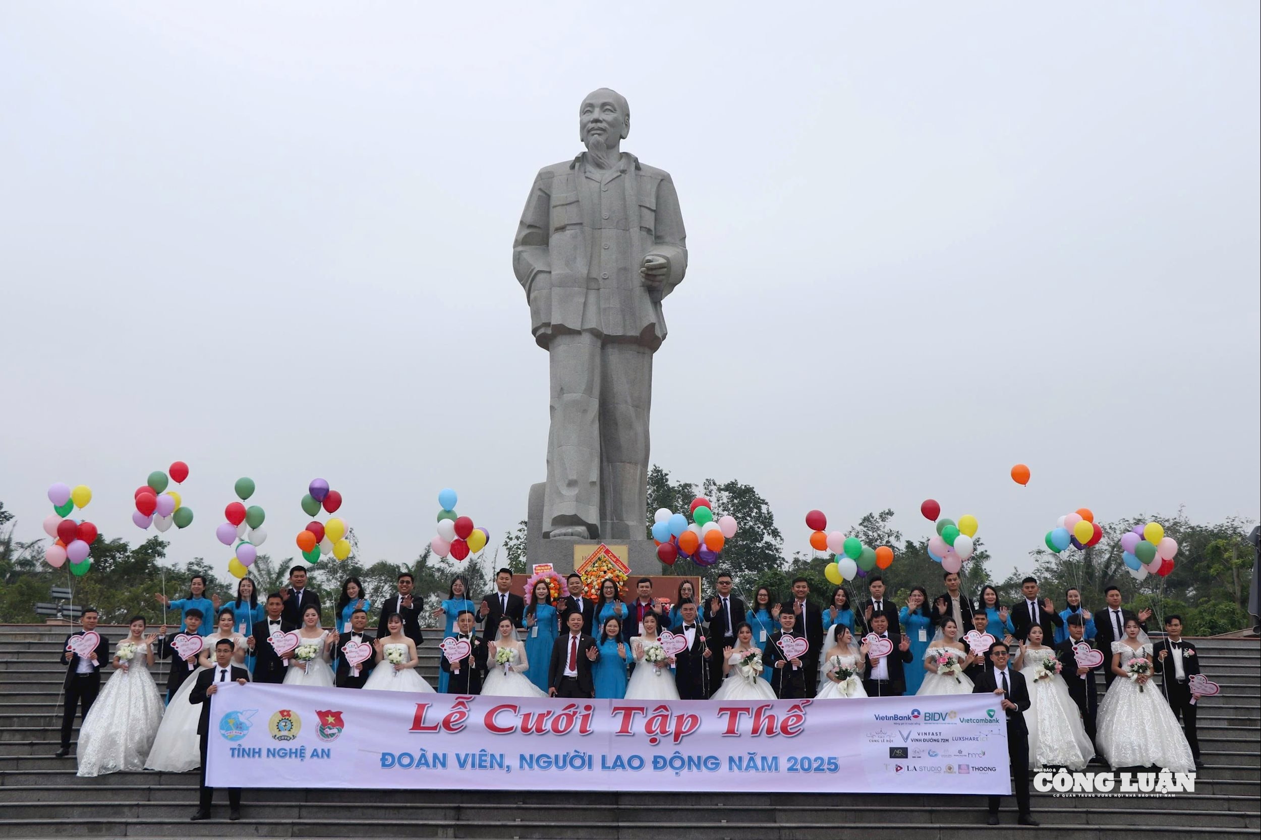 Trước lúc vào lễ cưới, 11 cặp đôi đã đến dâng hương, dâng hoa tại Quảng trường Hồ Chí Minh