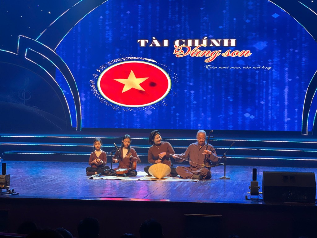 Tiết mục xẩm “Tài chính vàng son” đạt giải Nhất tại Hội diễn văn nghệ ngành Khoa học và Công nghệ Tiết mục xẩm “Tài chính vàng son” đạt giải Nhất tại Hội diễn văn nghệ ngành Khoa học và Công nghệ