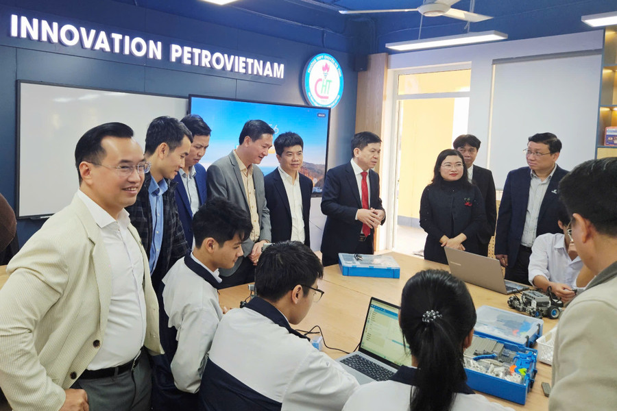 Các đại biểu tham quan phòng học STEM tại Trường Chuyên Hà Tĩnh.