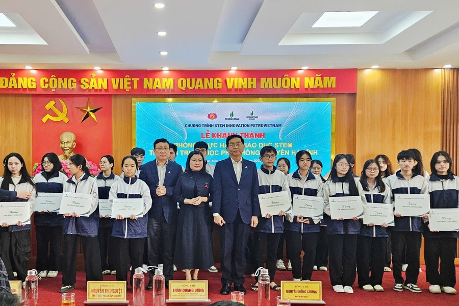 Trao học bổng cho các em học sinh khó khăn đạt thành tích cao trong học tập. 666.jpg