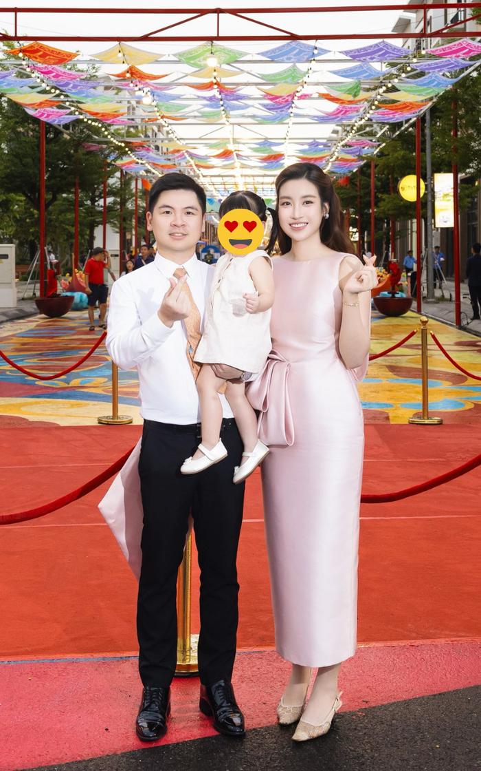 Trang phục dáng suông được nàng hậu ưu tiên sử dụng trong các sự kiện gần đây.