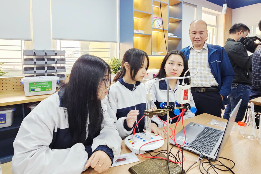 Các em học sinh thỏa sức khám phá đam mê khoa học, đồng thời tiếp cận nhanh nhất với công nghệ tiên tiến. 88.jpg