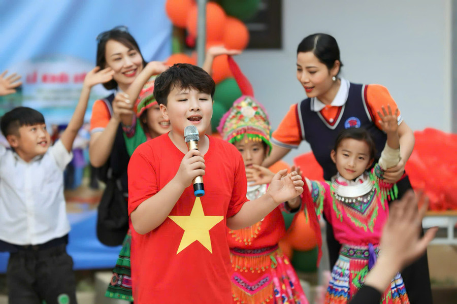Hoàng Trung Hải thể hiện khả năng ca hát và làm MC tại một chương trình thiện nguyện cho trẻ em vùng cao. Ảnh: NVCC.