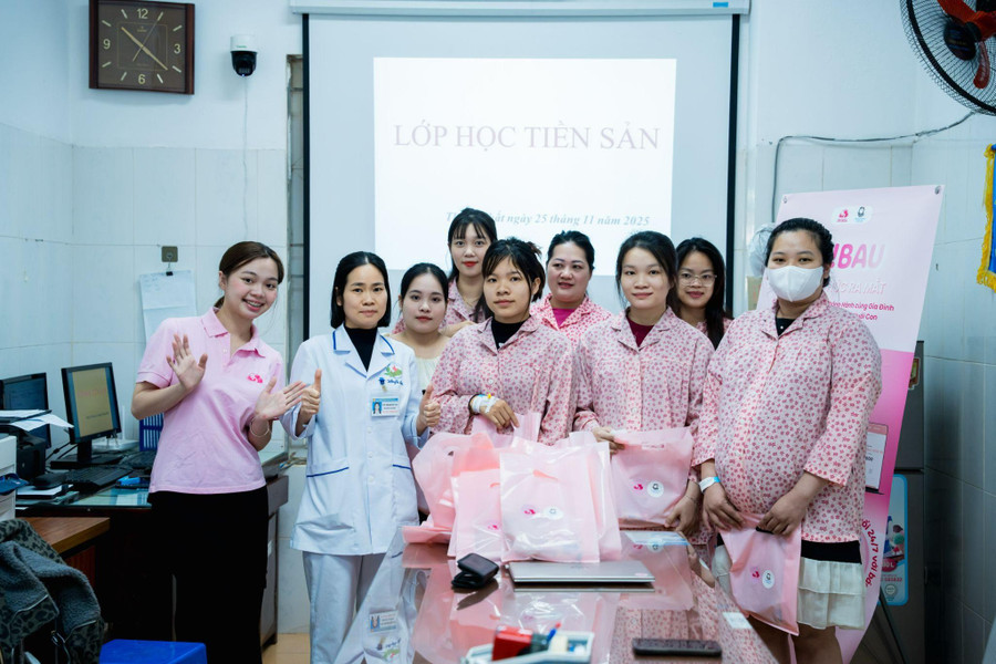 Các thành viên dự án tham gia thiện nguyện tại Bệnh viện đa khoa Thạch Thất (Hà Nội). image003.jpg