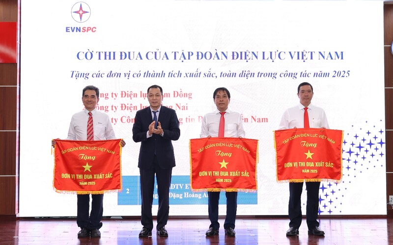 Các đơn vị có thành tích xuất sắc, toàn diện trong công tác năm 2025 được tặng Cờ thi đua EVN.