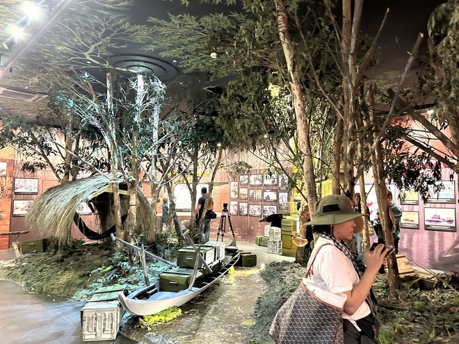 Khai mạc trưng bày "Thời thanh xuân trên tuyến đường 1C huyền thoại" - Ảnh 3.