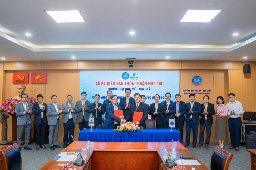 PVEP-POC và Trường Đại học Mỏ - Địa chất ký kết thỏa thuận hợp tác và trao tặng thiết bị dầu khí