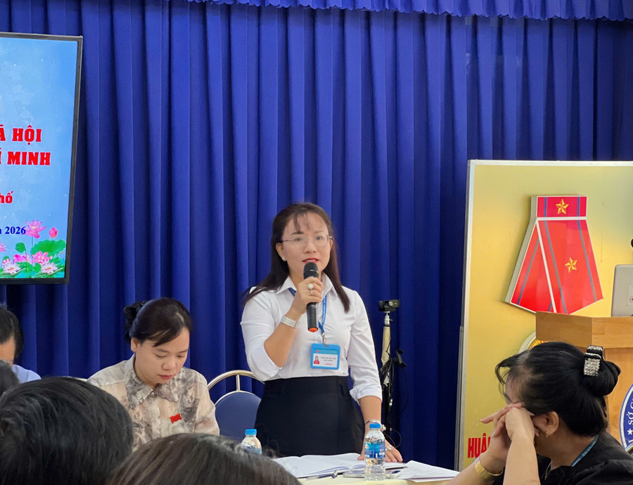 Bà Trần Thị Thủy Tiên - Hiệu trưởng Trường THPT Nguyễn Huệ báo cáo thực trạng trường với đoàn khảo sát. z7408379949792-3b6bd81c55081897760c9eba0f19ae21.jpg