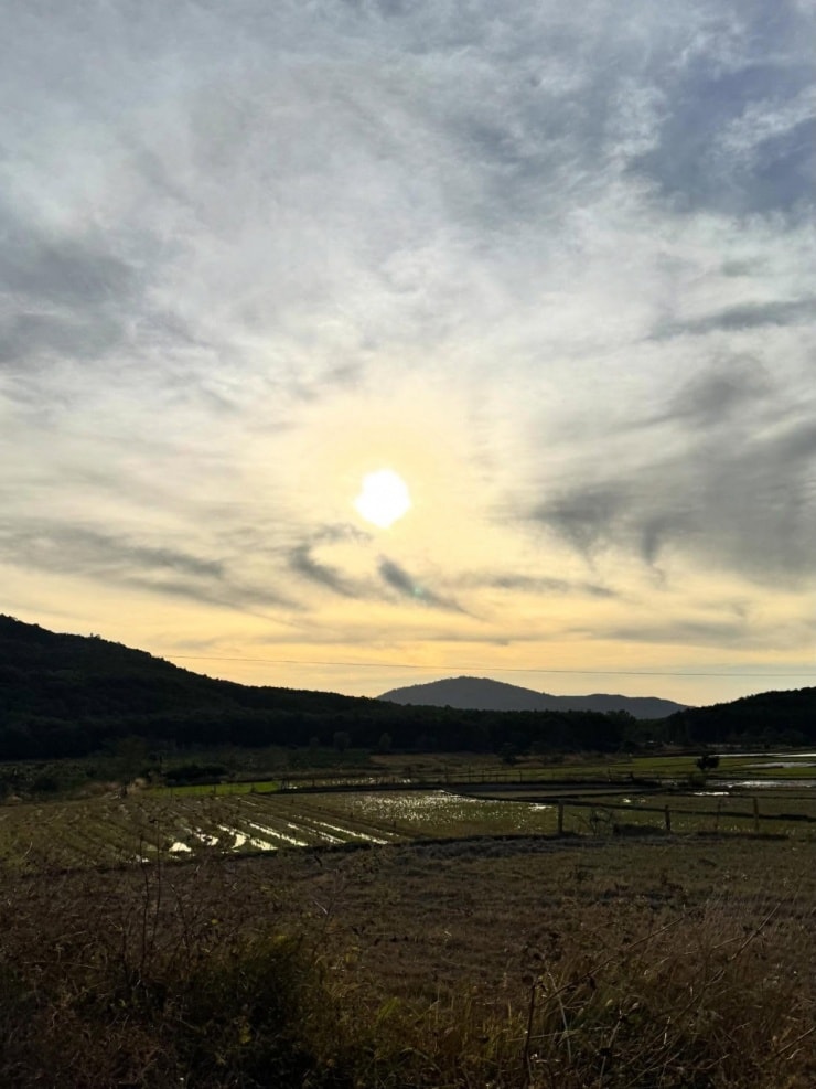 Khoảnh khắc Hoàng Thùy đứng trên đỉnh Chư Nâm nhìn xuống đại ngàn