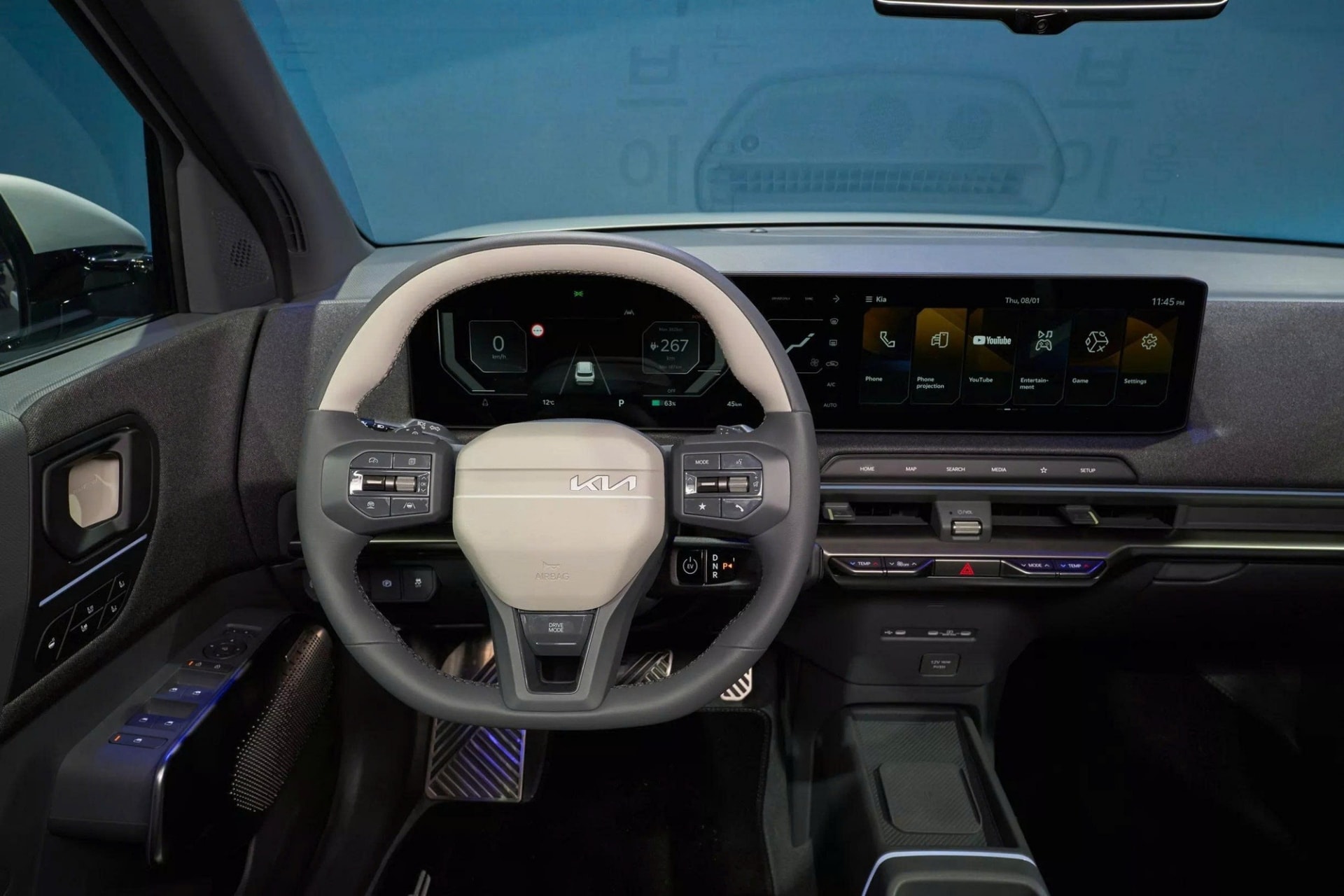 Nội thất trang bị cụm 3 màn hình hiện đại - Ảnh: Kia