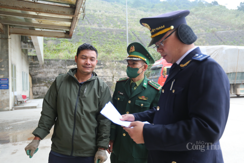 Một tài xế chuyên chở hàng tiêu dùng từ Lào về Việt Nam chia sẻ, dù lượng xe cuối năm rất đông, nhưng nhờ sự hướng dẫn phân luồng từ xa của lực lượng Hải quan và việc khai báo điện tử trước nên thời gian chờ đợi được rút ngắn đáng kể.