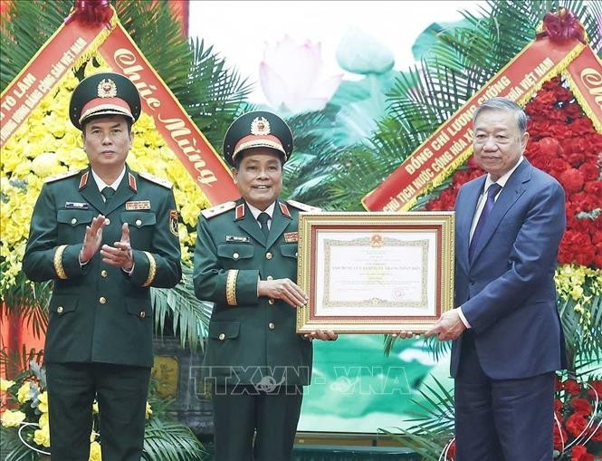 Tổng Bí thư Tô Lâm trao Danh hiệu Anh hùng lực lượng vũ trang nhân dân cho Tổng cục Hậu cần - Kỹ thuật. Ảnh: Thống Nhất/TTXVN