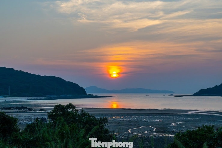 Điều thú vị là trong cùng một ngày, khách du lịch có thể ngắm cả bình minh và hoàng hôn ở hai vị trí khác nhau trên đảo.