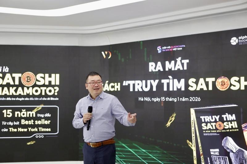 Ông Nguyễn Cảnh Bình - Chủ tịch AlphaBooks chia sẻ về giá trị tư tưởng nền móng của Bitcoin qua cuốn Truy tìm Satoshi. Ảnh: Thúy Duyên
