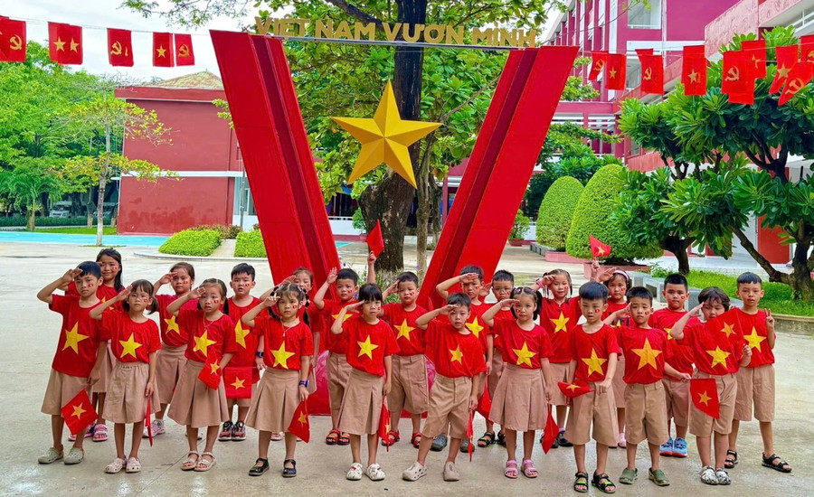 Học sinh Gia Lai trong trang phục cờ đỏ sao vàng, thể hiện tinh thần tự hào và niềm tin vào tương lai giáo dục.