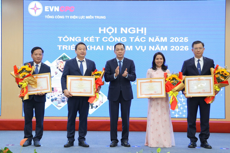 Ông Đặng Hoàng An, Bí thư Đảng ủy, Chủ tịch HĐTV EVN thừa ủy quyền của Thủ tướng Chính phủ trao Bằng khen của Thủ tướng Chính phủ cho các cá nhân có thành tích xuất sắc. Ảnh: Phương Nam