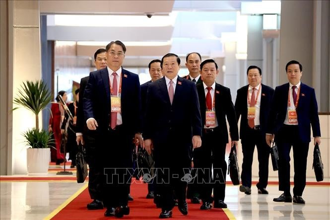 Các đại biểu đến dự phiên khai mạc Đại hội XIV của Đảng. Ảnh: TTXVN