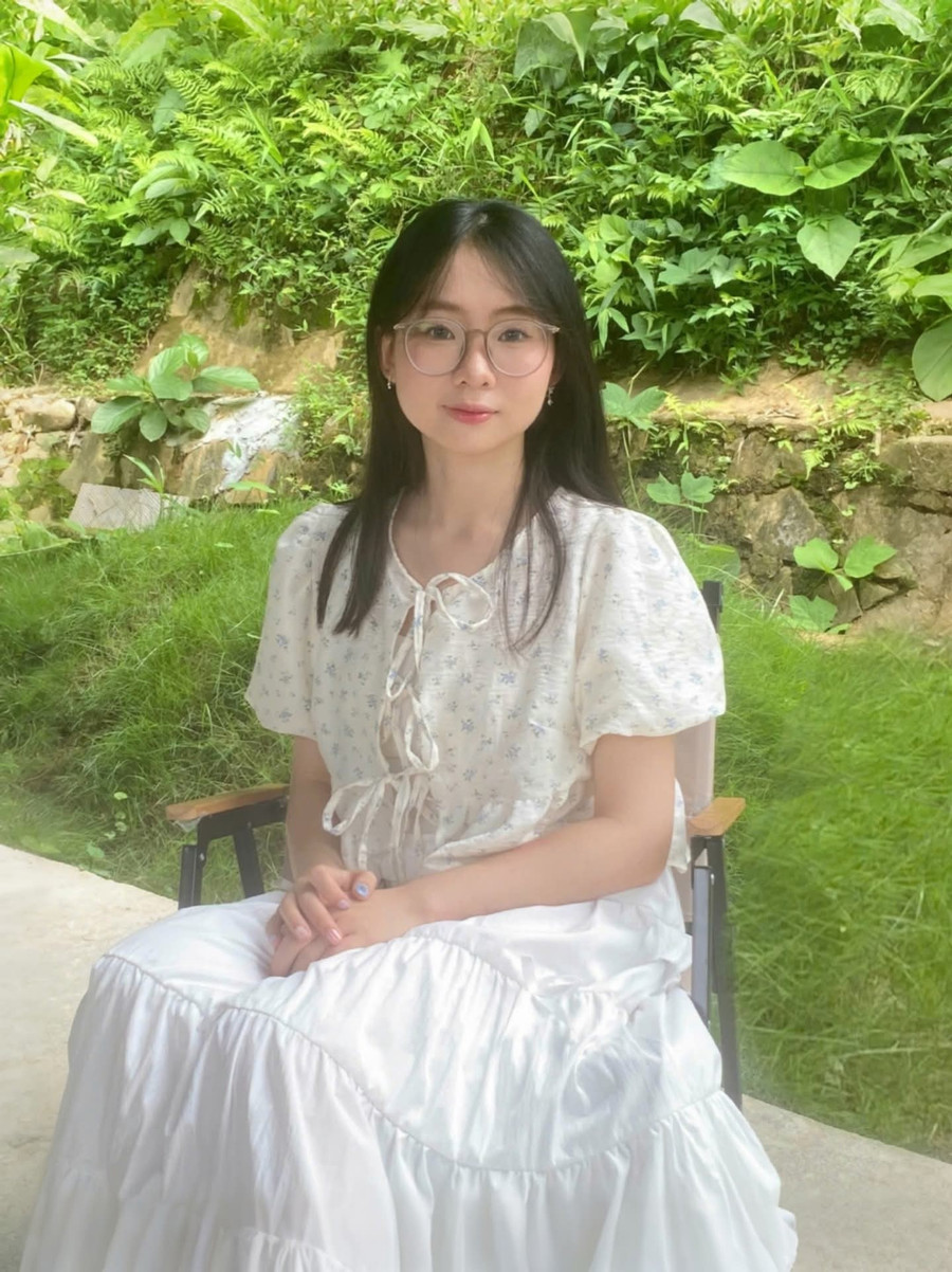 Nữ sinh Nguyễn Thùy Dương, học sinh lớp 12 Trường THPT Chuyên Hà Giang đam mê với môn học Lịch sử. 1000046979.jpg