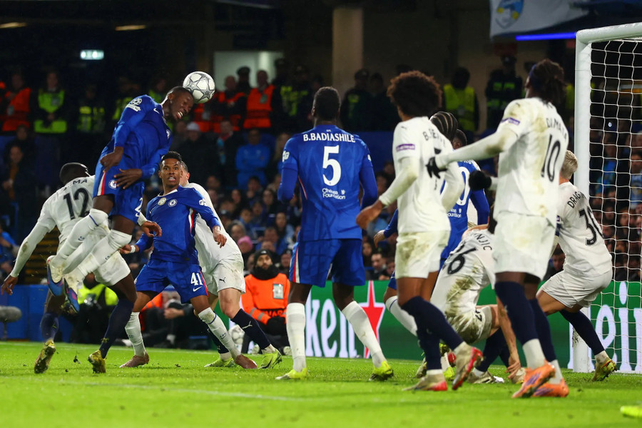 Moises Caicedo đánh đầu giúp Chelsea thắng Pafos 1-0 ở lượt 7 vòng bảng Champions League hôm 22/1. chelsea.jpg