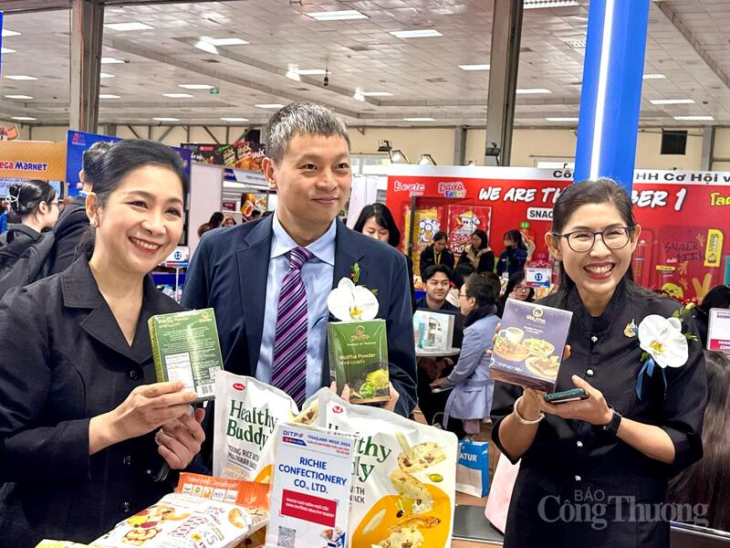 Ông Tô Ngọc Sơn – Phó Vụ trưởng Vụ Phát triển thị trường nước ngoài (Bộ Công Thương) cùng bà Urawadee Sriphiromya - Đại sứ Thái Lan tại Việt Nam và bà Supaporn Sukmark – Phó Cục trưởng Cục Xúc tiến Thương mại Quốc tế (Bộ Thương mại Thái Lan) tham quan gian hàng tại triển lãm. Ảnh: Diệu Anh