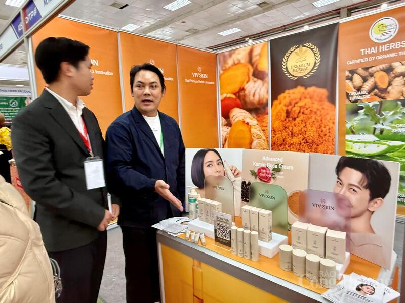 Ông Kris Jangjarat – CEO Công ty M.Y.R Cosmetics Solution (Thái Lan) - bên phải. Ảnh: Diệu Anh