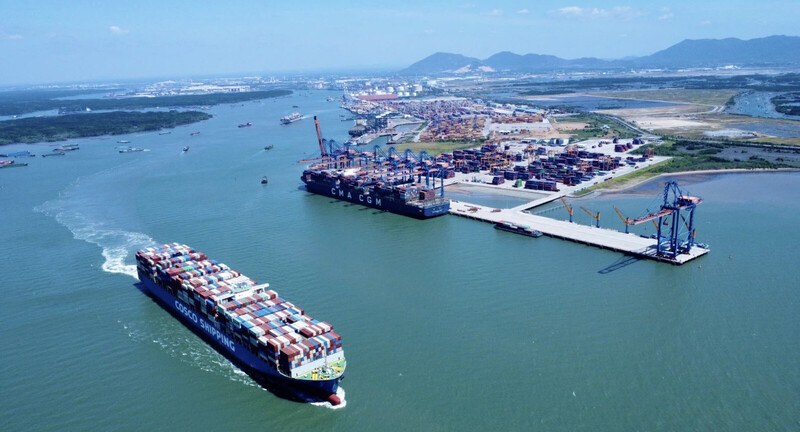 Đối với Việt Nam, một nền kinh tế có độ mở rất cao, việc định hình tầm nhìn trở thành Quốc gia thương mại tự do là một bước đi táo bạo nhưng có cơ sở thực tiễn.