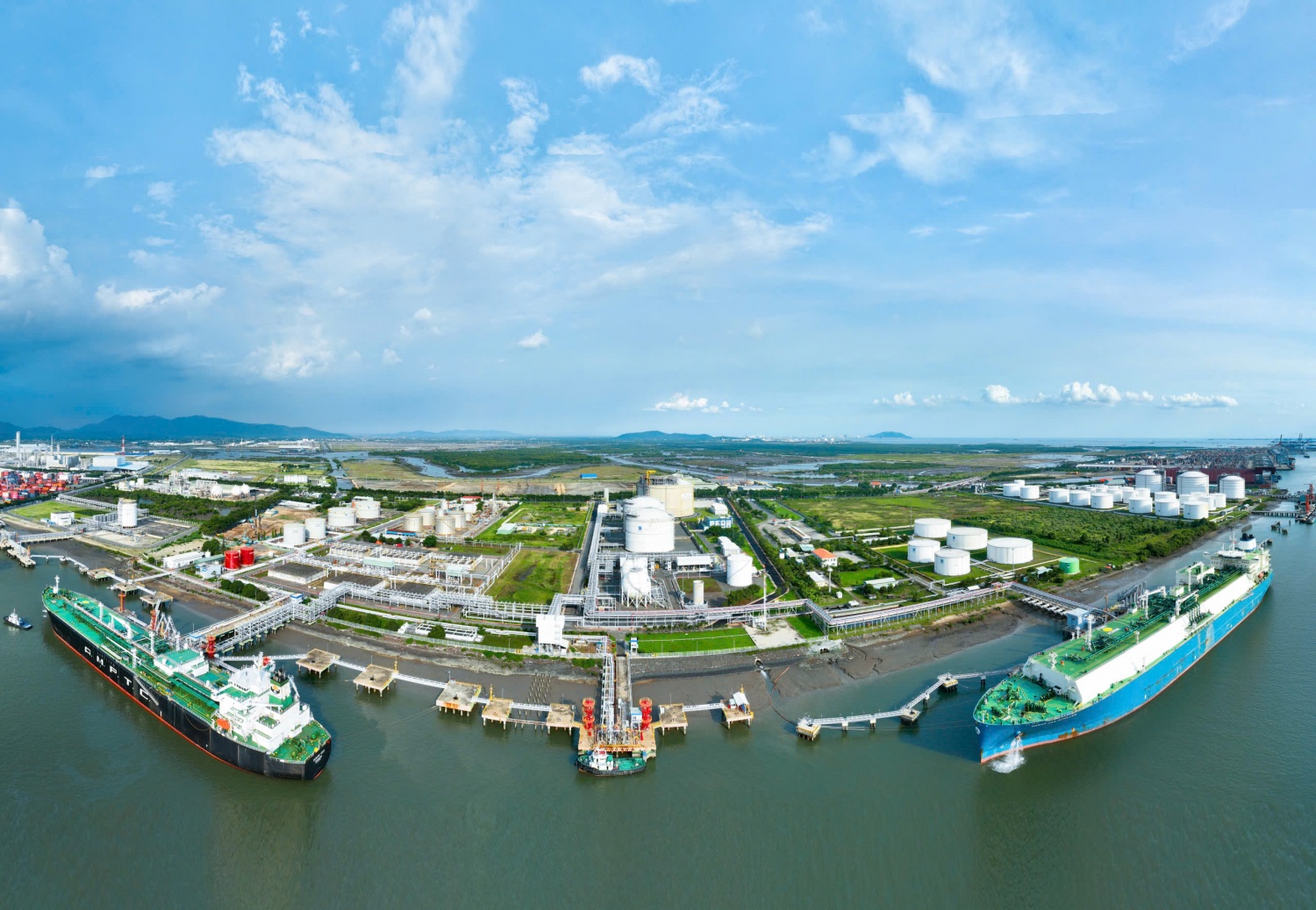 Xác định TP HCM là địa bàn chiến lược trọng điểm nhất, Petrovietnam định hướng đầu tư hàng trăm nghìn tỷ đồng để thúc đẩy phát triển trên địa bàn Xác định TP HCM là địa bàn chiến lược trọng điểm nhất, Petrovietnam định hướng đầu tư hàng trăm nghìn tỷ đồng để thúc đẩy phát triển trên địa bàn