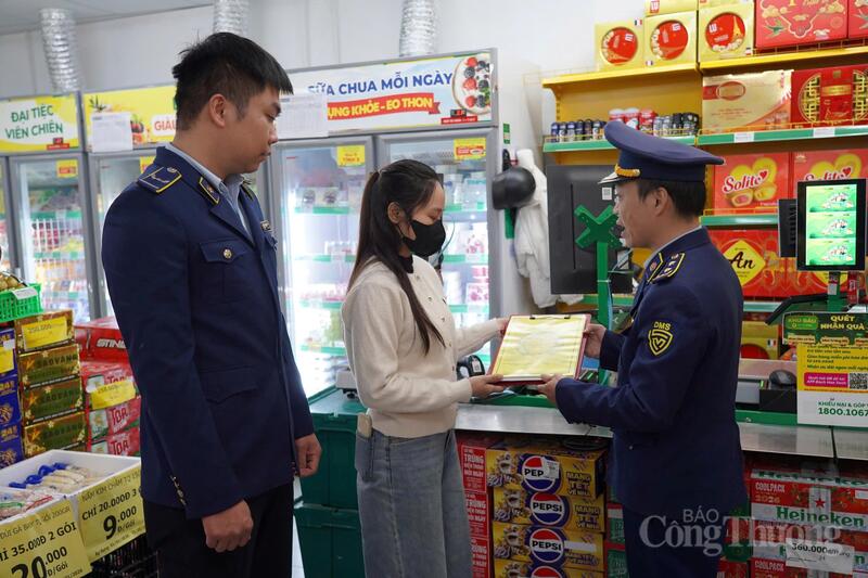 Dịp cuối năm, lượng hàng hóa bùng nổ khiến lực lượng QLTT phải tăng cường kiểm tra, kiểm soát, ngay cả trên không gian mạng. Ảnh: Phúc Sơn