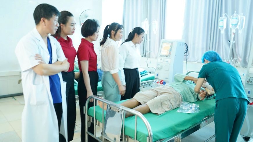 Cán bộ Agribank thăm bệnh nhân đang được sử dụng máy chạy thận nhân tạo Agribank trao tặng