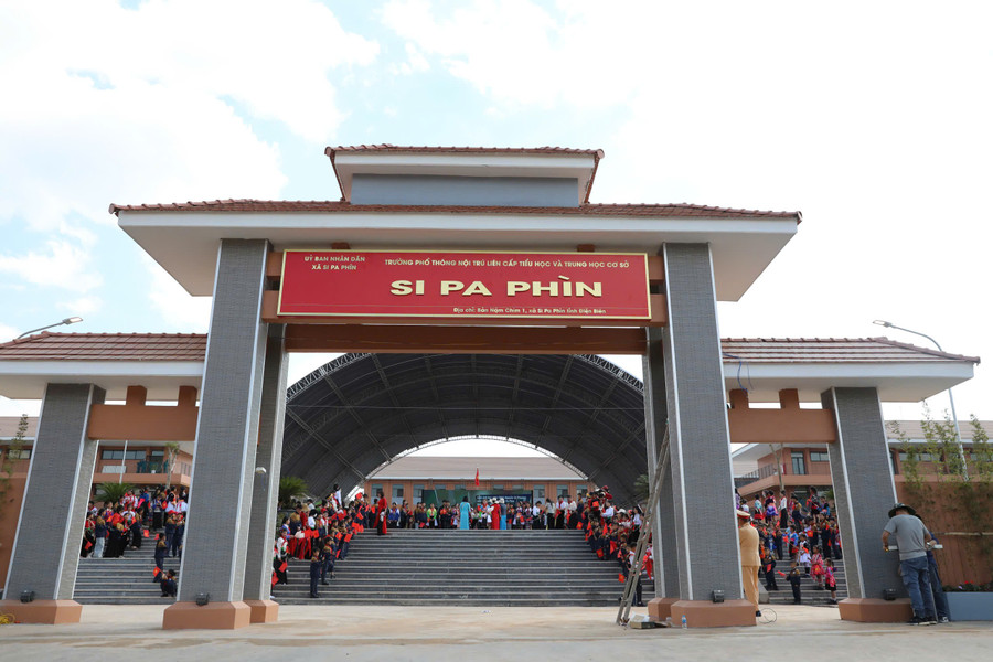 Cổng Trường Phổ thông nội trú liên cấp TH&THCS Si Pa Phìn được thiết kế khang trang. si-pa-phin-1.jpg