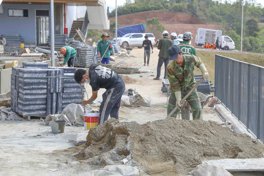Trên công trường, những hạng mục cuối cùng được khẩn trương hoàn thiện để kịp ngày khánh thành. si-pa-phin-10.jpg