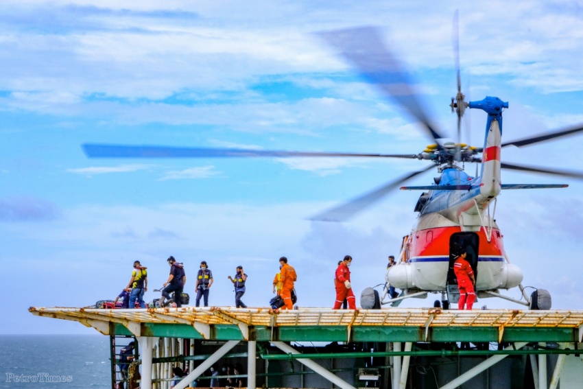 Cử tri Vietsovpetro được tổ chức bầu cử sớm trên các giàn khoan bằng trực thăng