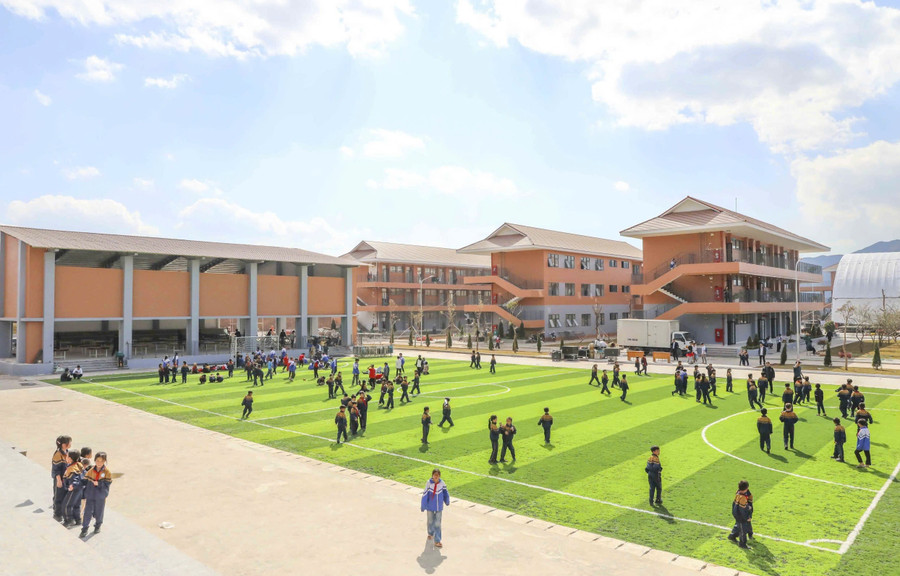 Hệ thống sân chơi, bãi tập được hoàn thiện, đáp ứng nhu cầu học tập, rèn luyện thể chất cho học sinh. si-pa-phin-9.jpg