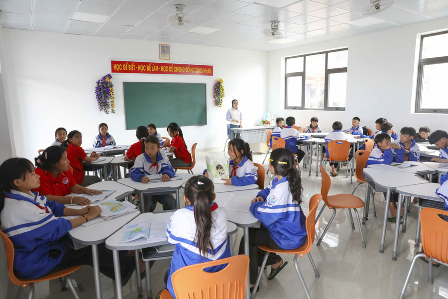 Cô trò Trường Tiểu học Si Pa Phìn tham quan công trình, mong chờ ngày được giảng dạy trong ngôi trường mới khang trang. si-pa-phin-7.jpg