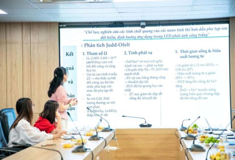 ThS. Trịnh Thị Thu Hương báo cáo kết quả đề tài trước Hội đồng khoa học HaUI