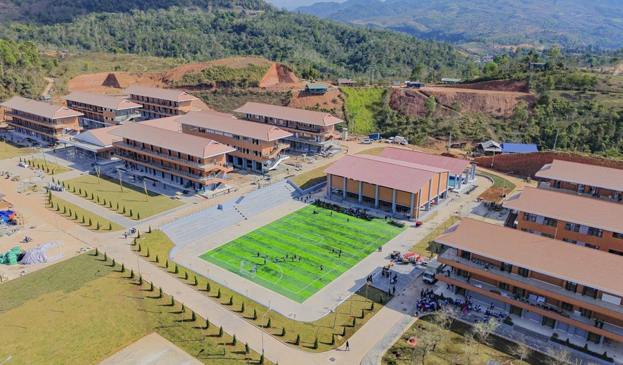 Ngôi trường được xây dựng hiện đại đáp ứng nhu cầu học tập và sinh hoạt cho hơn 1.000 học sinh. si-pa-phin-8.jpg