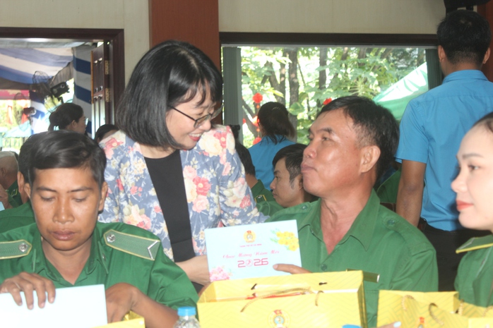 Tết đầm ấm đến với công nhân lao động khó khăn tại TPHCM - Ảnh 2.