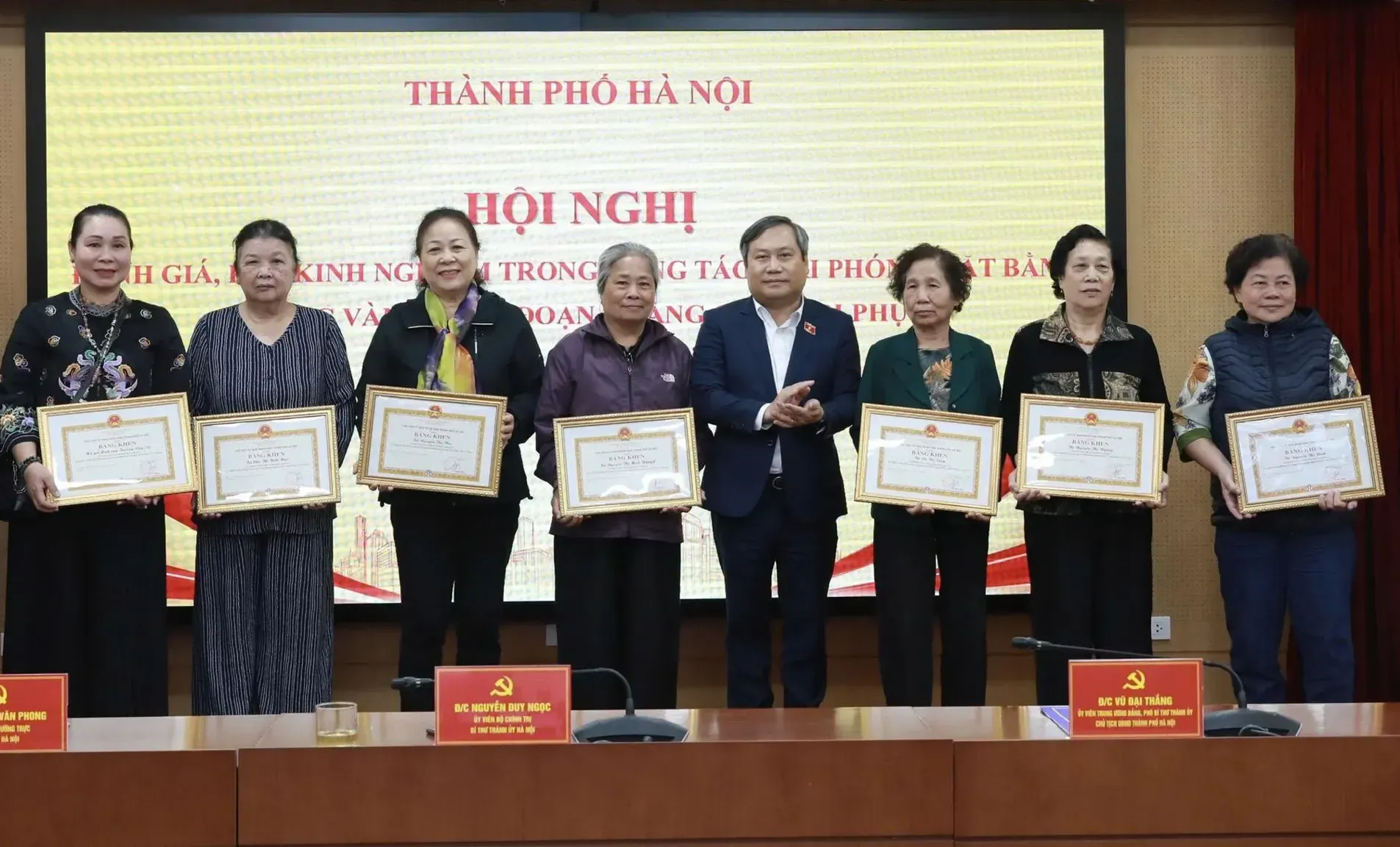 Chủ tịch UBND TP Hà Nội Vũ Đại Thắng tặng bằng khen cho các cá nhân và hộ gia đình thực hiện tốt công tác giải phóng mặt bằng đường Vành đai 1, đoạn Hoàng Cầu - Voi Phục