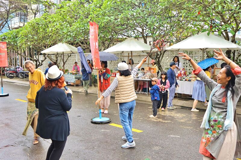 Du khách thích thú khi được tham gia và hòa mình vào các tiết mục âm nhạc tại phiên chợ. Ảnh: Diễm Phúc