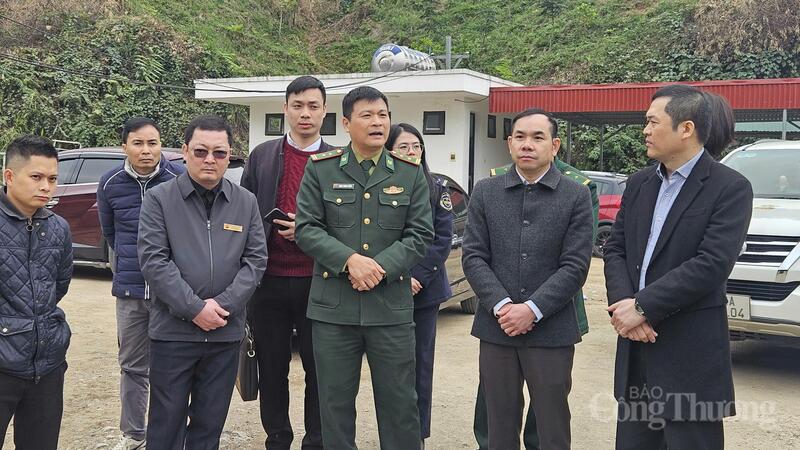 Phó Cục trưởng Cục Xuất nhập khẩu Trần Quốc Toản làm trưởng đoàn (ngoài cùng bên phải) đã trực tiếp khảo sát tình hình thông quan hàng hóa tại cửa khẩu Tân Thanh.