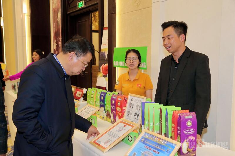 Lãnh đạo tỉnh Lâm Đồng tham quan các sản phẩm OCOP của doanh nghiệp. Ảnh: Minh An