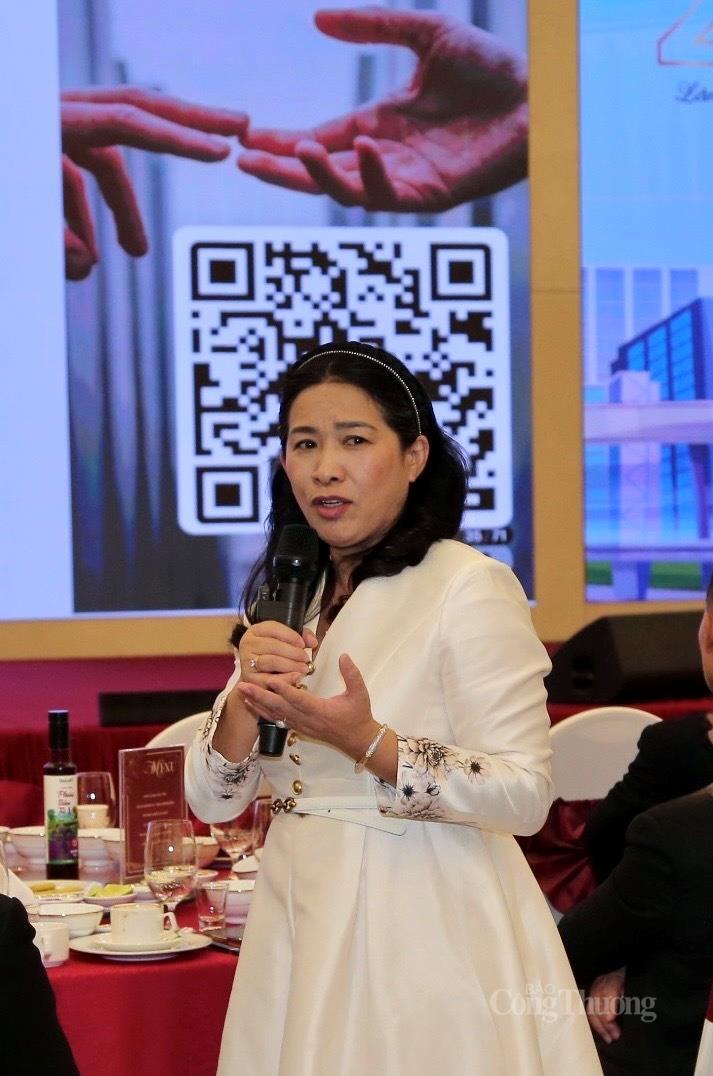 Bà Cao Thị Thanh, Phó Giám đốc Sở Công Thương tỉnh Lâm Đồng trao đổi tại tọa đàm. Ảnh: Minh An