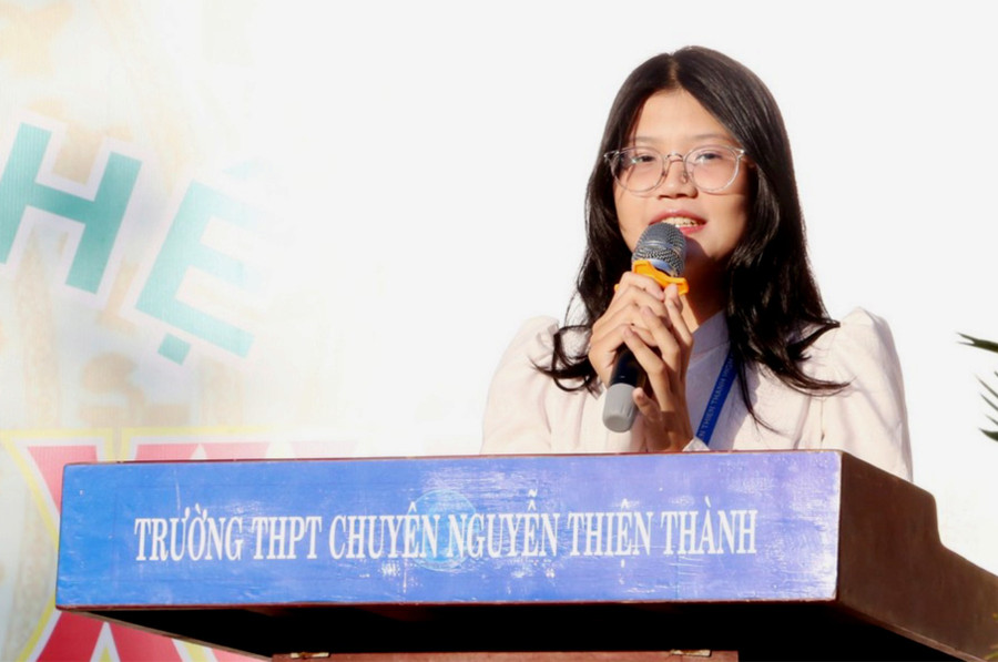 Nữ sinh Trịnh Phương Thảo hứa sẽ tiếp tục nỗ lực học tập, góp phần vào thành tích giáo dục mũi nhọn của nhà trường và của tỉnh. anh-man-hinh-2026-02-02-luc-111346-1547.jpg