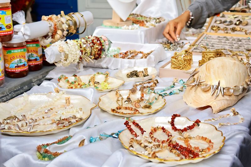 Các sản phẩm handmade được thiết kế từ đá, tạo hình của vỏ sò, lấy cảm hứng từ biển cả, thể hiện đậm nét trưng của làng chài. Ảnh: Diễm Phúc