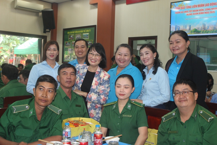 Tết đầm ấm đến với công nhân lao động khó khăn tại TPHCM - Ảnh 3.