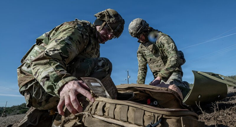 Các binh sĩ Lục quân Hoa Kỳ tham gia bài tập Chăm sóc thương vong chiến đấu chiến thuật.