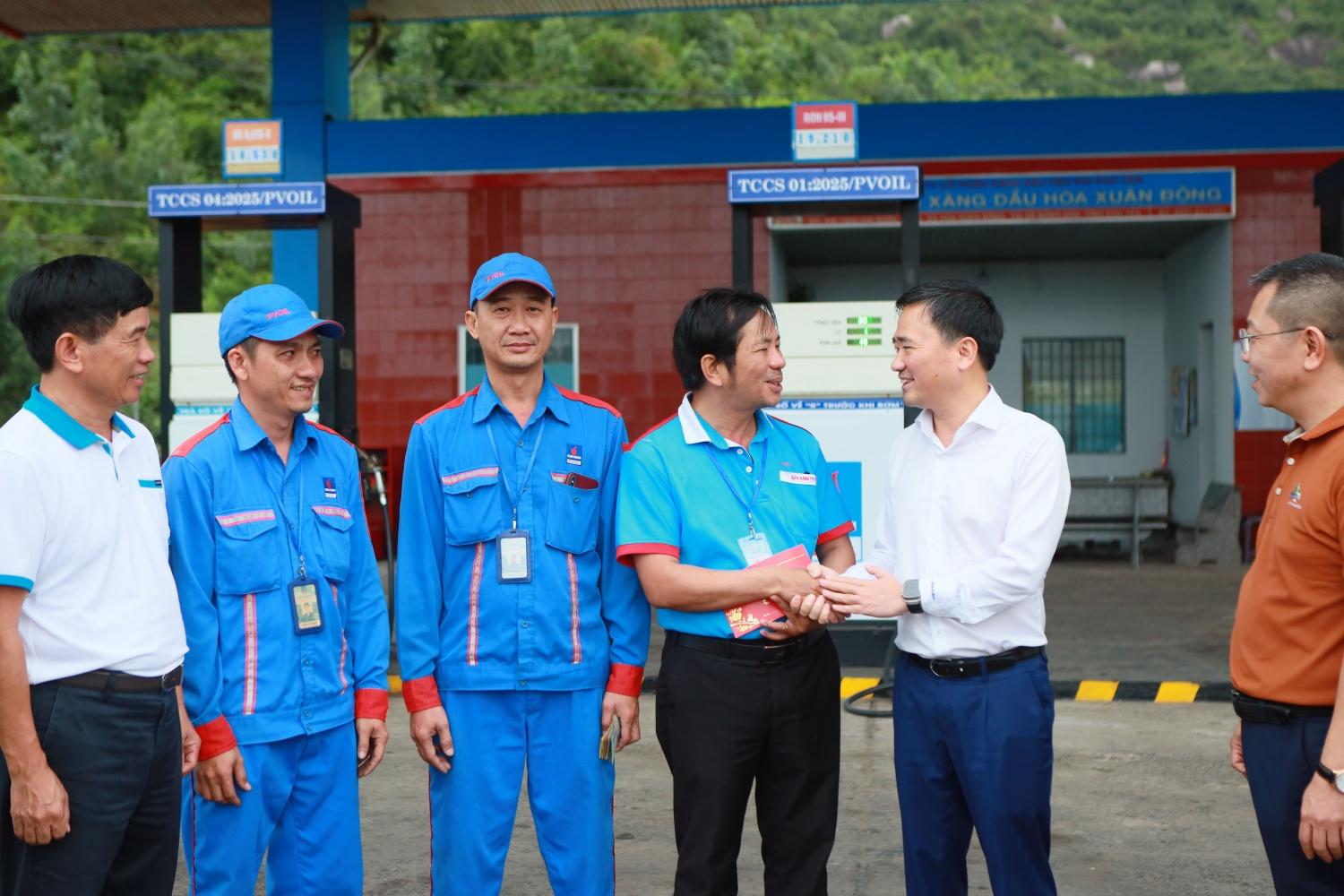 Trong chuyến công tác tại Gia Lai, Khánh Hòa, đoàn công tác cũng đã thăm hỏi, chia sẻ và động viên NLĐ đang làm việc tại trạm xăng dầu thuộc PVOIL Phú Yên.
