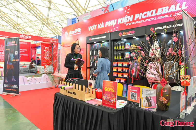 Đại diện Axelpick cho biết, việc triển khai các chương trình giảm giá sâu tại Hội chợ Mùa Xuân giúp nhiều người tiêu dùng có cơ hội tiếp cận đa dạng sản phẩm với mức giá phù hợp hơn. Thông qua hội chợ, doanh nghiệp không chỉ đẩy mạnh tiêu thụ hàng hóa dịp cuối năm mà còn mở rộng tệp khách hàng, tăng độ nhận diện thương hiệu và nắm bắt tốt hơn nhu cầu thị trường.